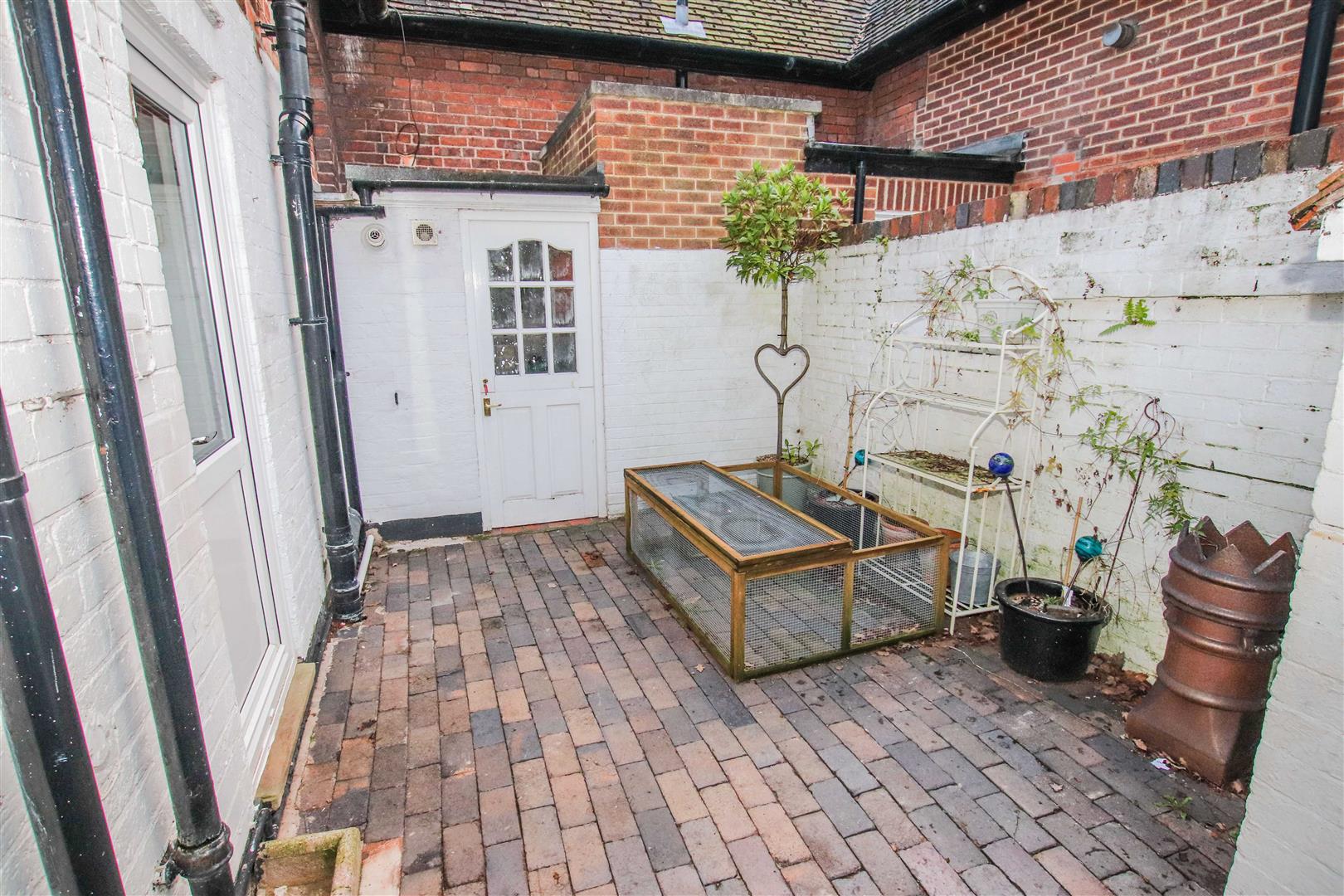 ENCLOSED REAR GARDEN